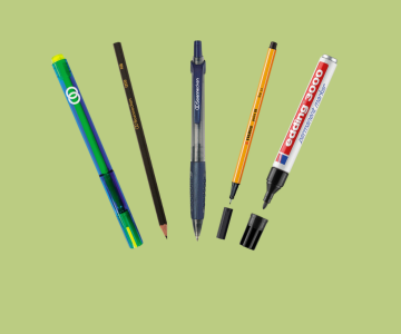 Verschiedene Stifte auf grünem Hintergrund