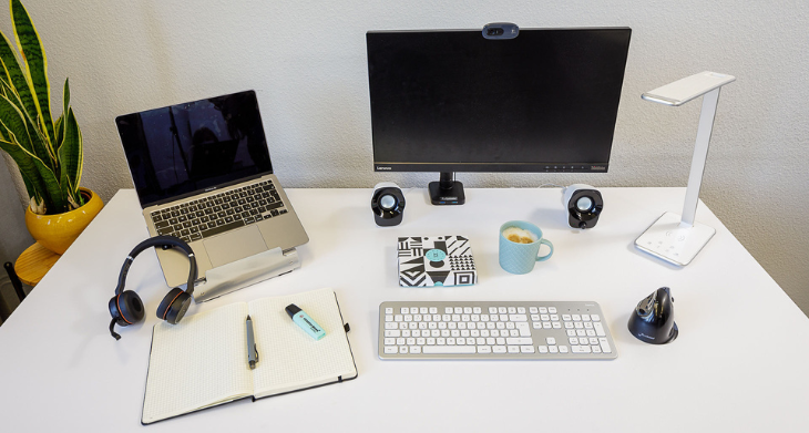 Ein Arbeitsplatz mit Bürobedarf.