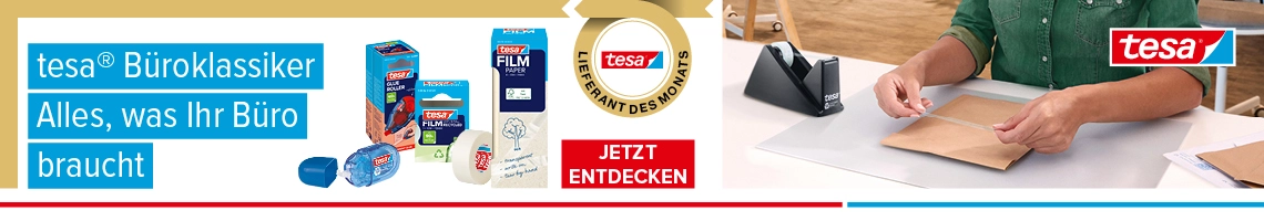 Eine Frau klebt eine Versandtasche zu.