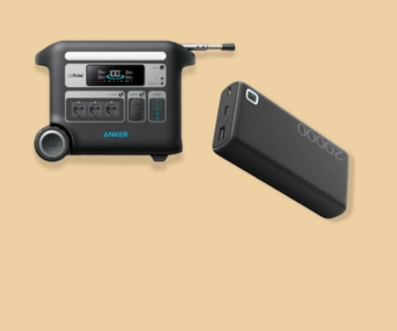 Powerbank und -station vor braunem Hintergrund.