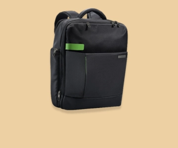 Rucksack vor braunem Hintergrund.