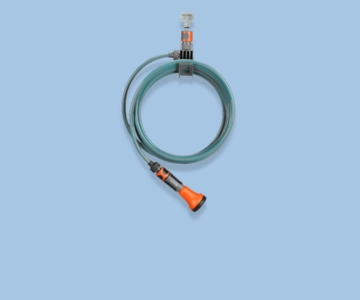 Wasserschlauch vor blauem Hintergrund.