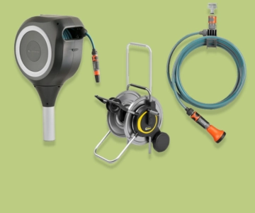 Gartenschlauch und Zubehör auf grünem Hintergrund.