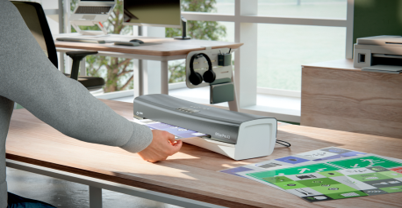 Frau laminiert mit Leitz iLam Gerät