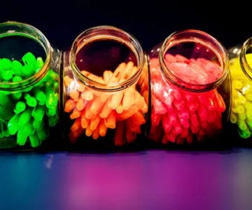 Gläser voller bunter Stifte.