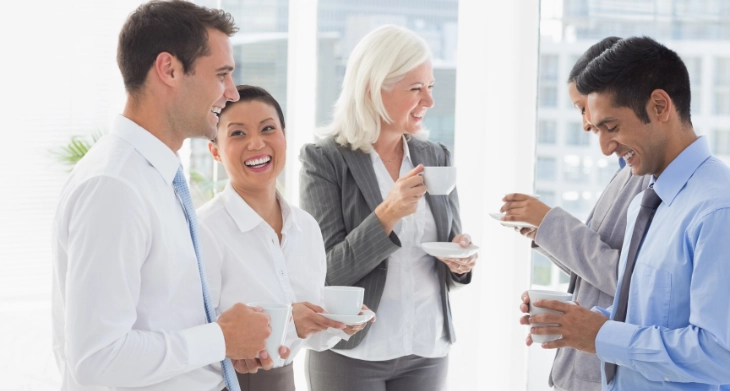 Kaffeepause mit Geschäftspartnern in entspannter Atmosphäre