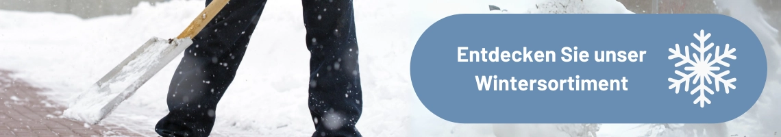 Ein Mann schaufelt Schnee.