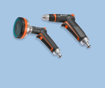 Gartenbrause vor blauem Hintergrund.