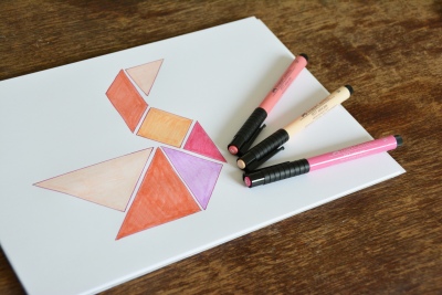 Bunte Tangram-Figur mit Brush Pens ausgemalt