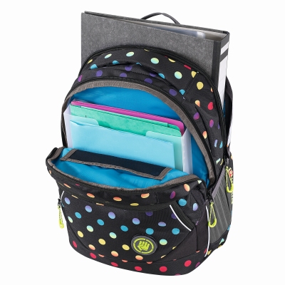 Abbildung eines schwarzen, mit bunten Punkten versehenem coocazoo Schulrucksack mit geöffnetem Hauptfach, in dem eine Ordnungsbox ist. Im hinteren geöffneten Fach ist ein Ordner verstaut.