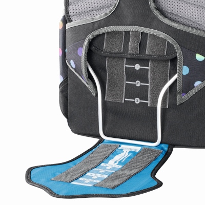 Die Rückseite eines coocazoo Schulrucksack zeigt unter einer geöffneten Lasche das verstellbare Tragesystem des Rucksacks.