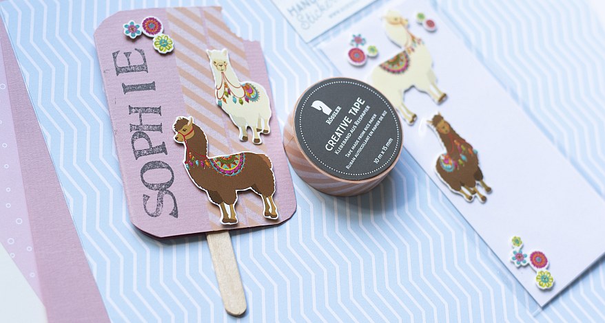 Auf Motivkarton von Rössler liegt eine Einladungskarte in Form eines Eis am Stiel sowie 3-D-Sticker sowie Washitape von Rössler. 