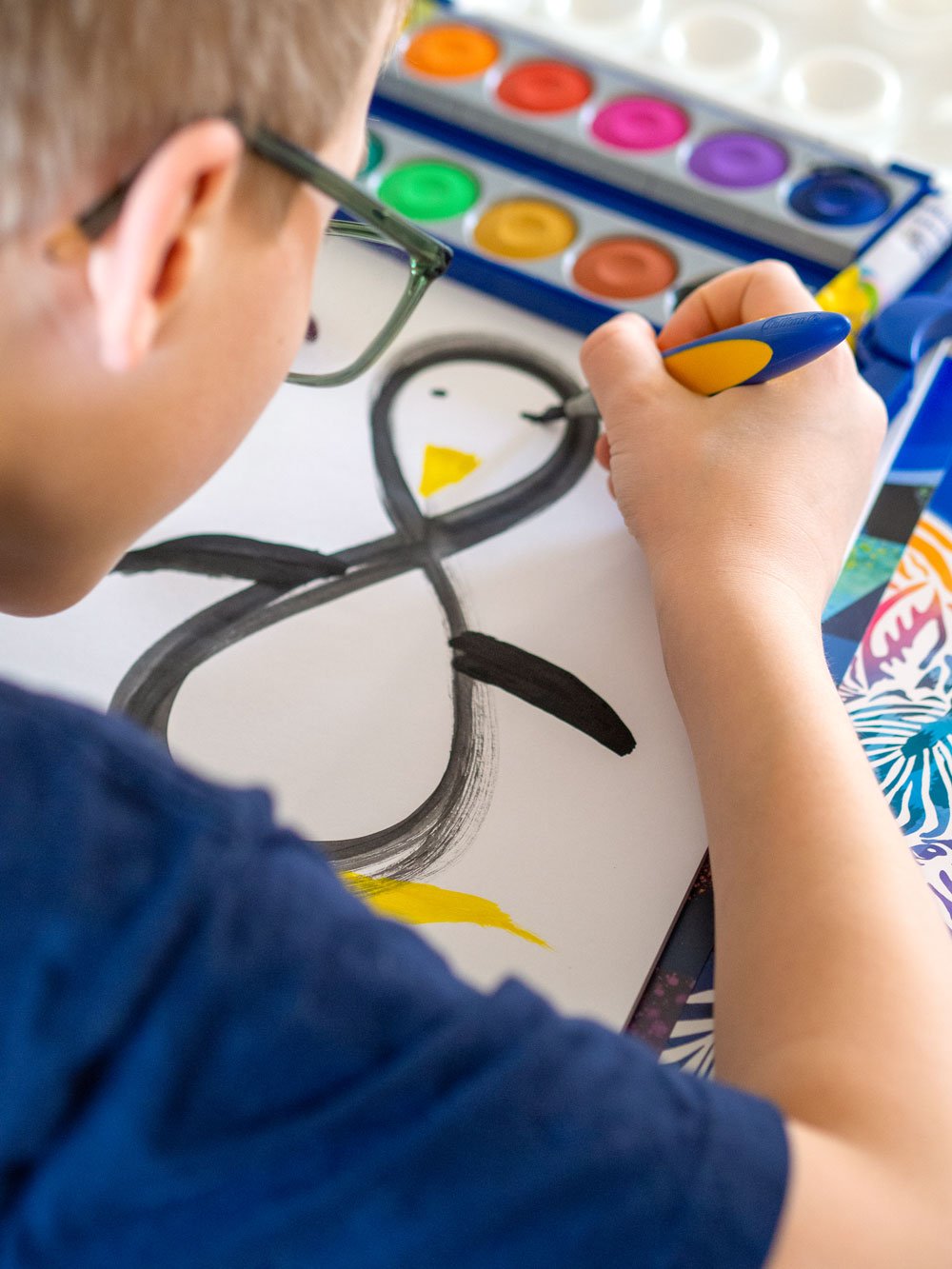 Ein Kind malt aus einer 8 einen Pinguin