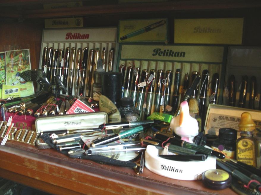 Die Werkstattbank voll mit Pelikan Füllern, Pelikan Füllfederhalter, etc.