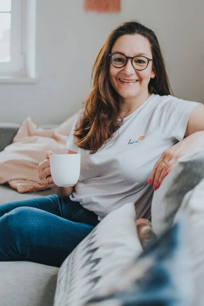 Portrait der Grafikdesignerin und Handlettering-Artist Kathrin-Nina Vinko.