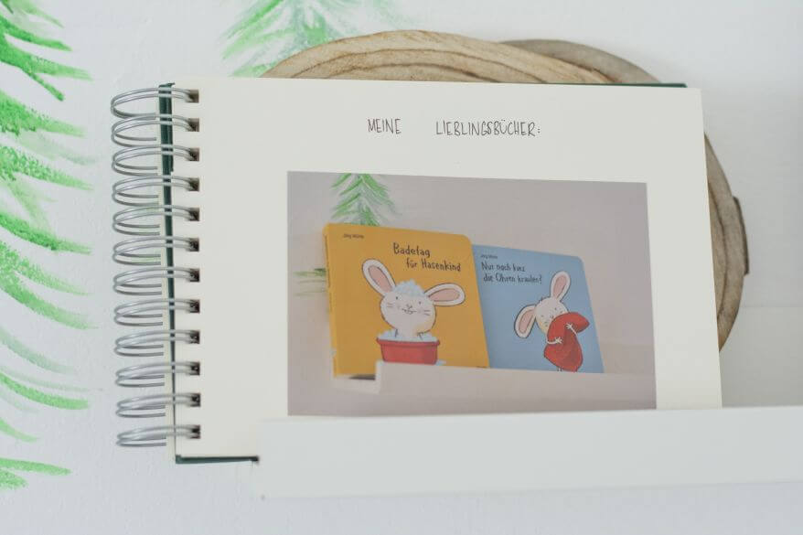 Ein Trostalbum für Kindergartenkinder steht in einem Regal. Eingeklebt ist ein Foto mit den Lieblingsbüchern.