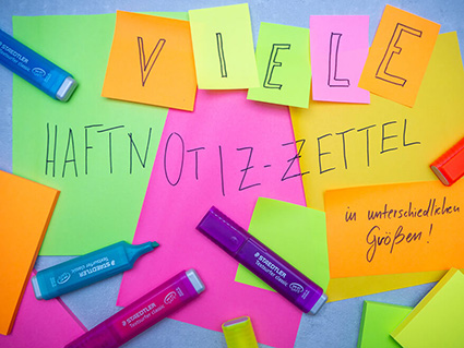 Auf einem hellgrauen Untergrund kleben viele bunte Haftnotizzettel in unterschiedlichen Größen. Darauf steht geschrieben: "Viele Haftnotizzettel in unterschiedlichen Größen". Außerdem sind einige bunte Textmarker von Staedtler auf dem Bild verteilt. Foto: Johanna Rundel