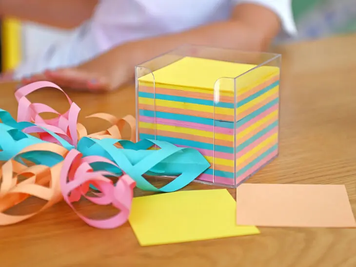 Eine Zettelbox mit bunten Blättern von herlitz steht auf einem Tisch. Foto: Johanna Rundel