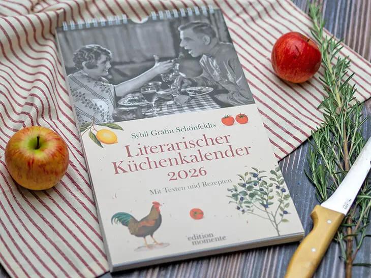 Literarischer Küchenkalender vom Athesia Kalenderverlag zwischen Messer und Äpfeln. Foto: Johanna Rundel