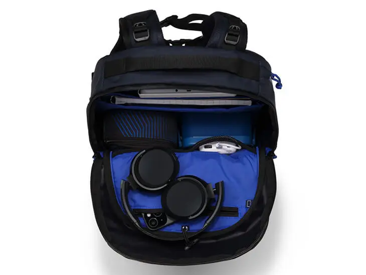 Blick von oben in einen gepackten, dunklen Schulrucksack von satch.