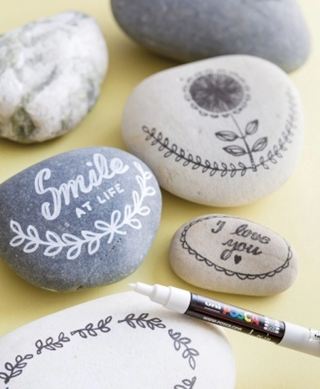 Bemalte Steine mit weißem Posca-Marker und Handletterings.
