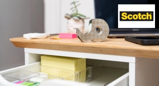 Scotch Klebeabroller und Post-its auf einem Tisch