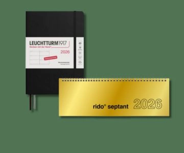 Buchkalender und Tischquerkalender auf grünem Hintergrund