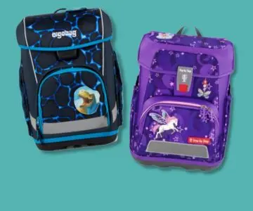 Ein Schulranzen von ergobag und ein Schulranzen von Step by Step von türkisem Hintergrund.
