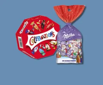 Milka Schokolade und Celebrations auf blauem Hintergrund