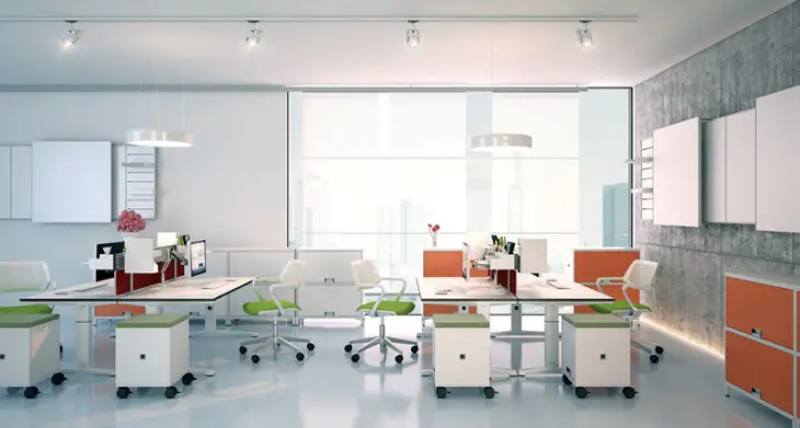 Blick in ein leeres Büro mit weißen Möbeln, orangen Sideboards