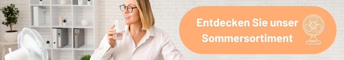 Frau sitzt vor Laptop und Ventilator mit einem Glas Wasser in der Hand