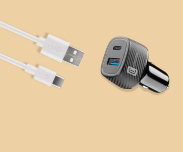 Kabel und KFZ-Ladegerät vor braunem Hintergrund.