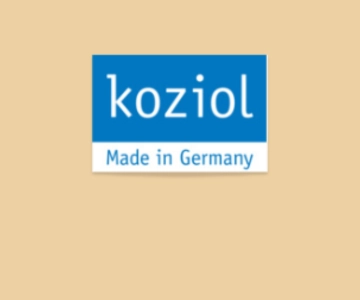 Koziol Logo vor braunem Hintergrund.