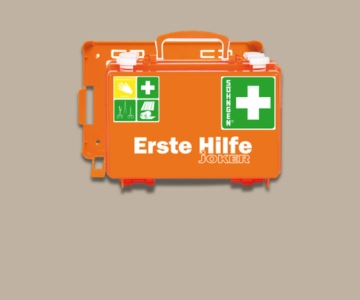 Erste Hilfe Koffer vor grauem Hintergrund.