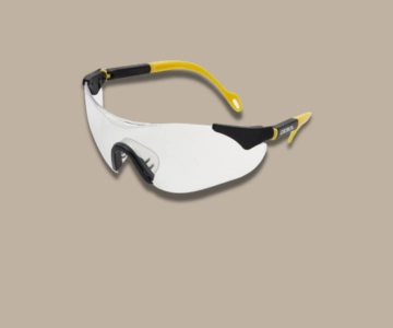 Schutzbrille vor grauem Hintergrund.