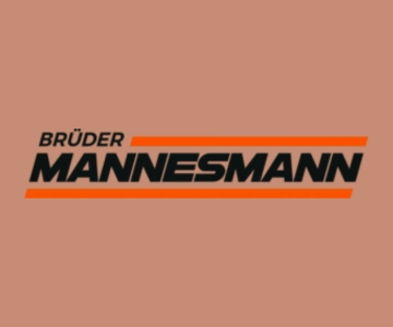 Logo Brüder Mannesmann vor braunem Hintergrund.