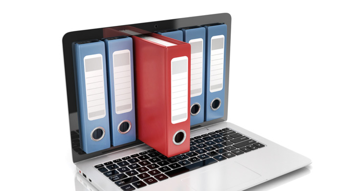 Fotomontage eines Notebooks mit Büroordnern im Bildschirm.