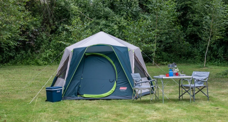 Neben einem Tisch steht ein Tisch und zwei Stühle.