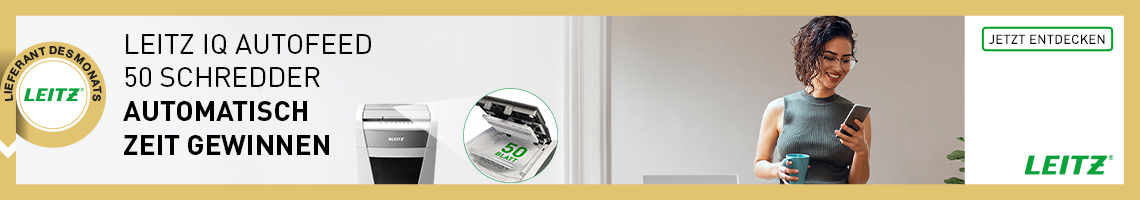 Eine Frau steht neben einem Aktenvernichtere von Leitz.