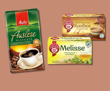 Kaffee und Tee auf braunem Hintergrund