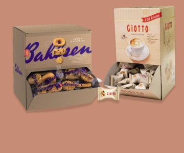 Kekse auf braunem Hintergrund.