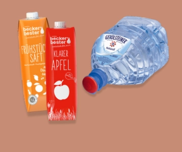 Wasser und Saft vor braunem Hintergrund.