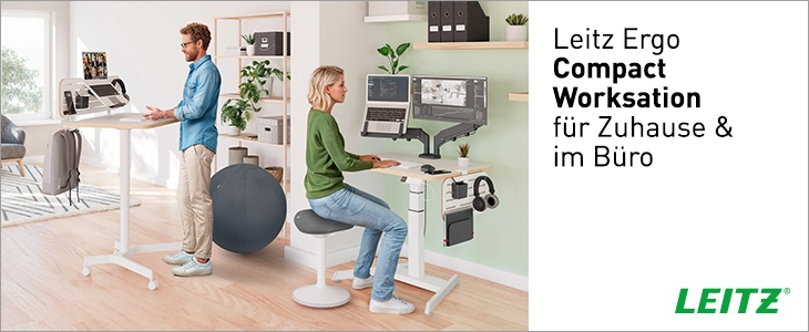 Das Bild zeigt zwei Personen, die an höhenverstellbaren Leitz Ergo Compact Workstations in einem modernen Raum arbeiten. Die ergonomischen Arbeitsstationen sind flexibel gestaltet und bieten verschiedene Einstellungsmöglichkeiten für eine komfortable Arbeitsumgebung