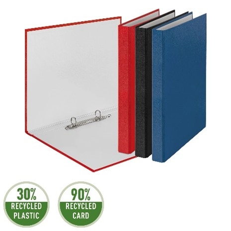 Das Bild zeigt vier Leitz Ringbücher in den Farben Rot, Schwarz, Blau und Grau, eines davon geöffnet, sodass die Ringmechanik sichtbar ist. Die Ringbücher bestehen zu 30 % aus recyceltem Kunststoff und 90 % aus recycelter Pappe, was durch entsprechende Symbole dargestellt wird.