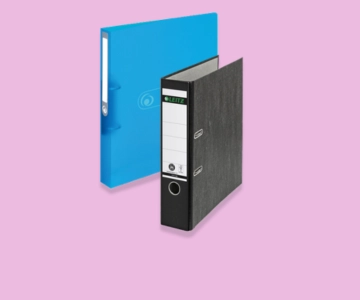Ringbuch und Ordner vor pinkem Hintergrund.