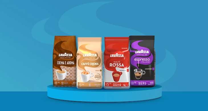 Vier verschiedene Lavazza Kaffeepackungen stehen auf einem blauen Podest vor blauem Hintergrund.