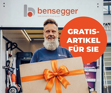 Ein Mann hält Paket mit Schleife.