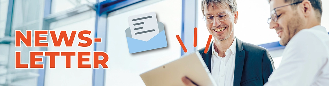 Frau öffnet Newsletter am Handy und Laptop.