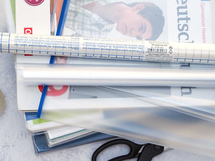 Verschiedene Materialien zum Einbinden von Schulbüchern. Foto: Johanna Rundel