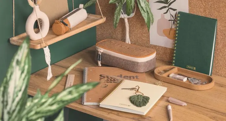 Auf einem Schreibtisch liegen Produkte der Marke Brunnen in Natur- und Grüntönen.